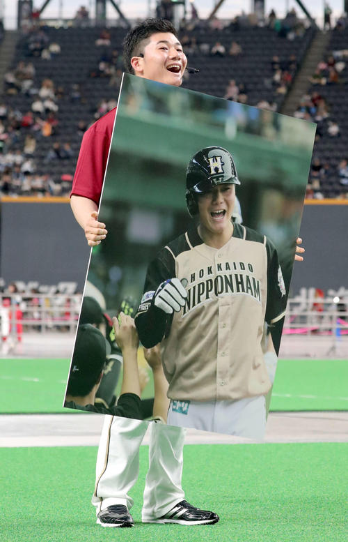 神経衰弱で自身のカードで同カードを当て笑顔を見せる日本ハム清宮（撮影・佐藤翔太）