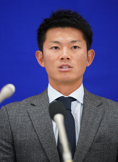 契約更改を終え会見する大野奨太（撮影・森本幸一）