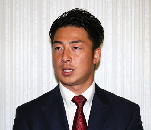 11月11日、FA宣言した楽天美馬はロッテとの交渉を終え、取材に応じる（撮影・足立雅史）