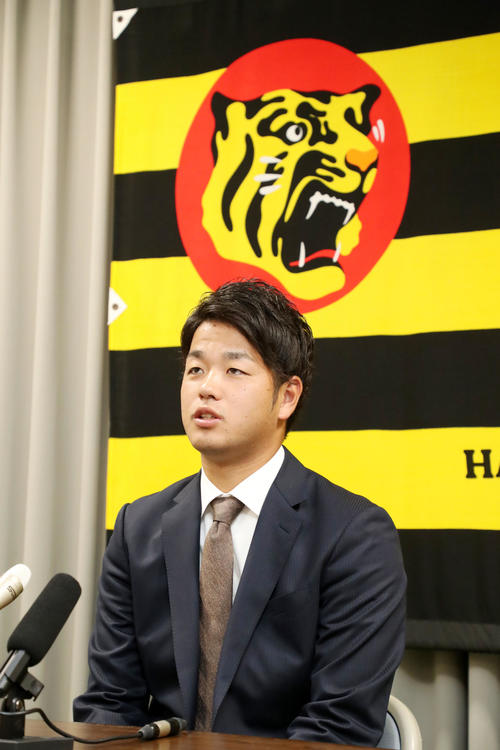 契約更改交渉を終え記者会見する高橋遥（撮影・加藤哉）
