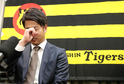 契約更改交渉を終え年俸はアップしたものの、今年の貢献度について悔しそうな表情を浮かべる高橋遥（撮影・加藤哉）
