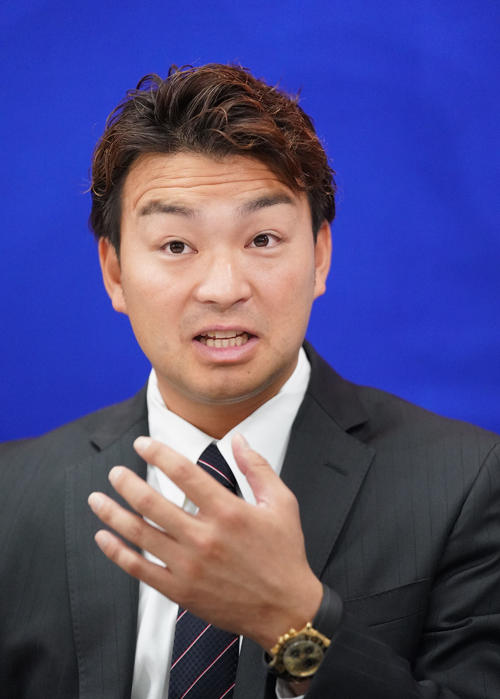 契約更改を終え会見する田島慎二（撮影・森本幸一）