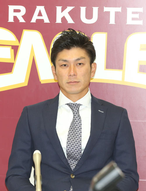 契約更改を終え会見する楽天岡島（撮影・野上伸悟）