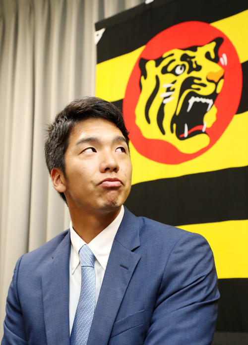契約更改交渉を終え会見する小野（撮影・加藤哉）
