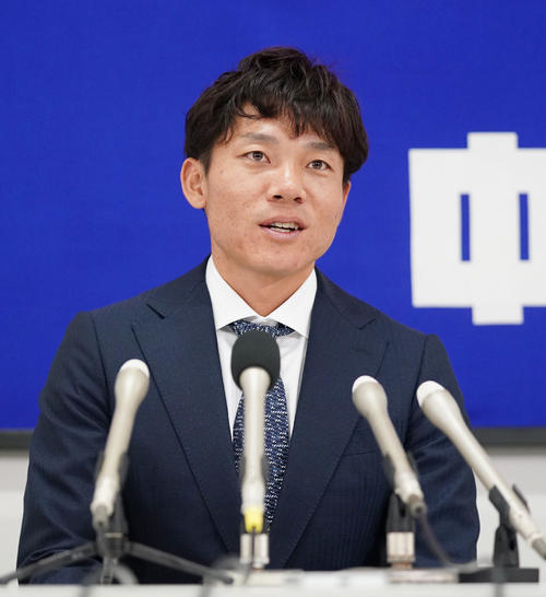 契約更改を終え、会見する大島（撮影・森本幸一）