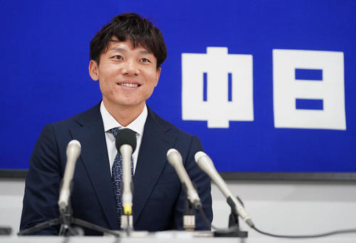 契約更改を終え、明るい表情で会見する大島（撮影・森本幸一）