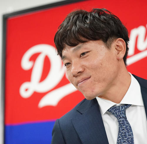 契約更改後の会見を終え席を立つ大島（撮影・森本幸一）