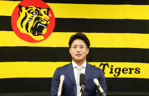 契約更改を終え会見で笑顔を見せる木浪（撮影・加藤哉）