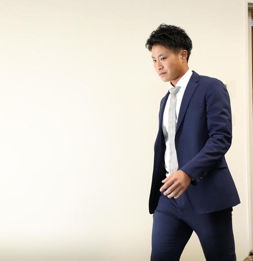 契約更改を終え会見場に入る木浪（撮影・加藤哉）