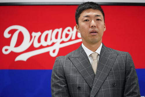 契約更改を終え会見する吉見一起（撮影・森本幸一）