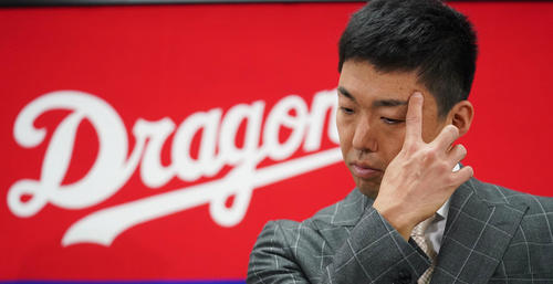 契約更改を終え会見する吉見一起（撮影・森本幸一）
