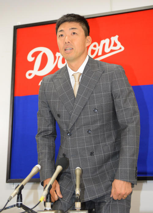 契約更改を終え会見の席に着く吉見一起（撮影・森本幸一）