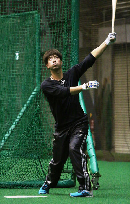 札幌市内の室内練習場で自主トレを行った日本ハム松本（撮影・木下大輔）
