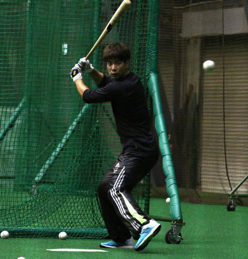 札幌市内の室内練習場で自主トレを行った日本ハム松本（撮影・木下大輔）