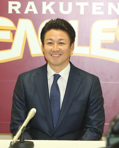 契約更改を終え会見する楽天青山（撮影・野上伸悟）
