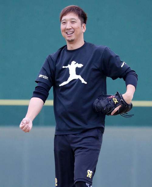 鳴尾浜でキャッチボールし、笑顔を見せる藤川（撮影・加藤哉）