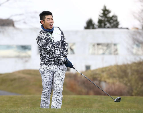 ティーショットで池越えを成功し叫ぶ近藤（撮影・黒川智章）