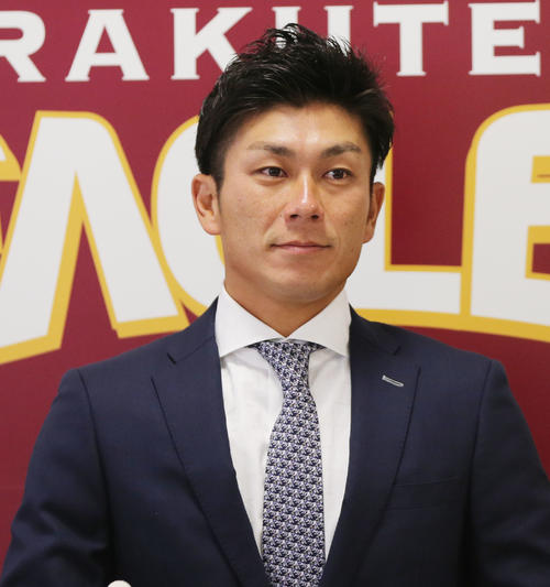 契約更改を終え会見する楽天岡島（撮影・野上伸悟）