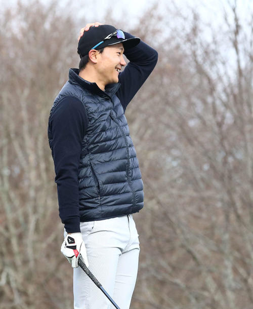 ティーショットで打球がそれ頭を抱える宮台（撮影・黒川智章）