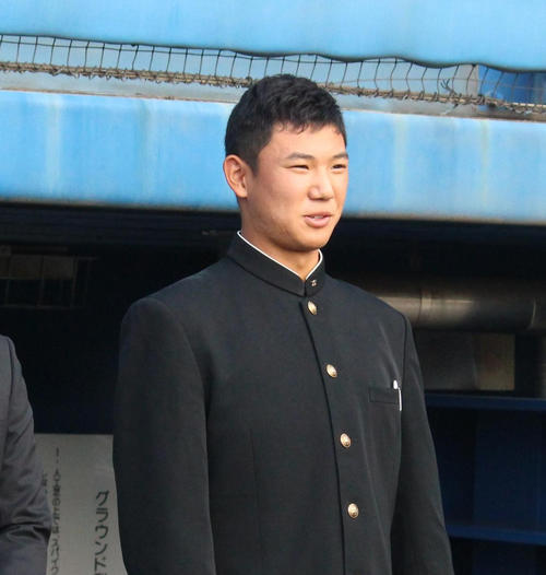 高津監督と初対面し、あいさつをするドラフト1位星稜・奥川（2019年11月8日撮影）