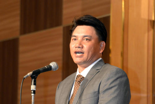 支援団体「かもめ会」の集いであいさつするロッテ井口監督