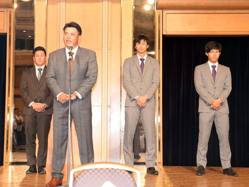支援団体「かもめ会」の集いであいさつするロッテ井口監督（左から2人目）。左から東妻、1人おいて土居、藤原（撮影・鈴木正章）