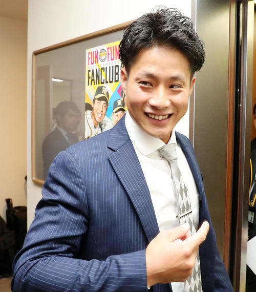初めての契約更改を終え笑顔を見せて帰路に就く木浪（撮影・加藤哉）