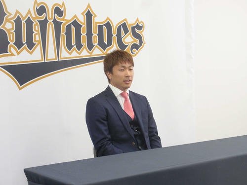 現状維持の推定9000万円で更改したオリックス安達（撮影・堀まどか）