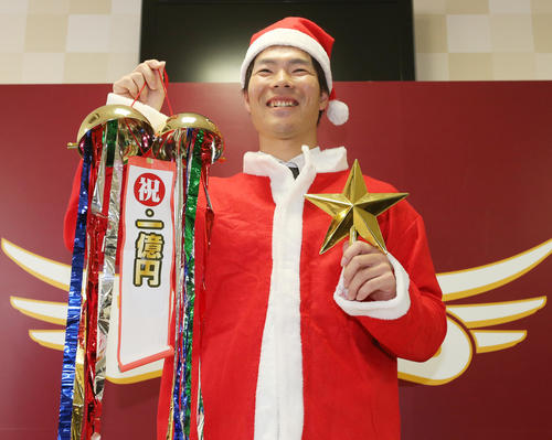 年俸1億円で契約更改を終え、サンタクロースに扮（ふん）し笑顔を見せる楽天島内（撮影・野上伸悟）