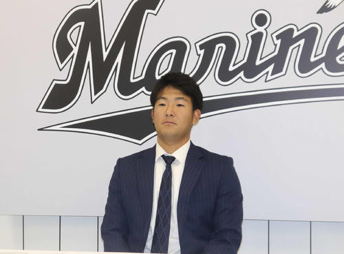契約更改に臨むロッテ土肥（撮影・久永壮真）