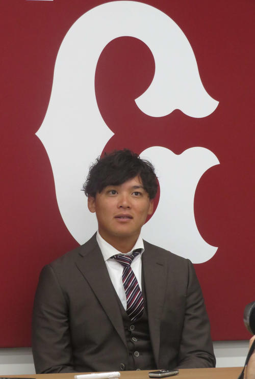 契約更改後に会見する巨人石川