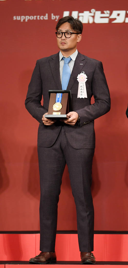 ウエスタン・リーグ最多勝利投手賞を受賞した阪神秋山（撮影・横山健太）