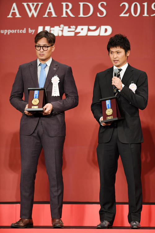 ウエスタン・リーグ最多勝利投手賞を受賞した阪神秋山（左）と最優秀防御率投手賞と勝率第1位投手賞を受賞したソフトバンク中田（撮影・横山健太）