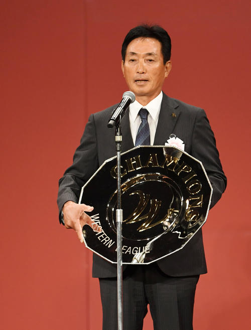 優勝シャーレを手に笑顔を見せるソフトバンク小川2軍監督（撮影・横山健太）