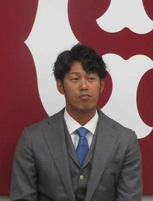 契約更改後に会見する立岡