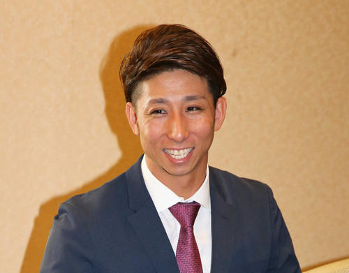 6日、ロッテとのFA入団交渉を終え、笑顔で取材に応じたソフトバンク福田