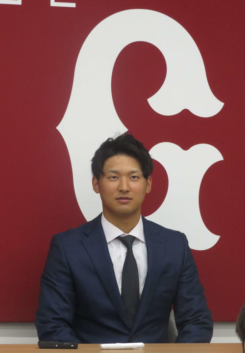 契約更改後に会見する巨人吉川尚（撮影・前田祐輔）