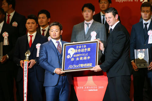 パ・リーグ最優秀選手賞を受賞した森（左）（撮影・足立雅史）