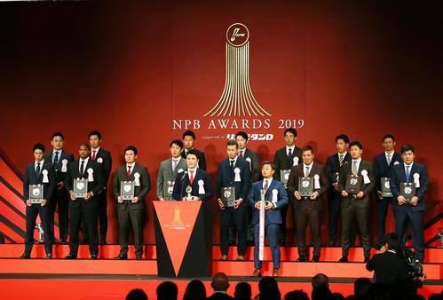 最優秀選手賞を受賞しスピーチする巨人坂本勇（前列中央左）。同右は同賞の西武森（撮影・足立雅史）