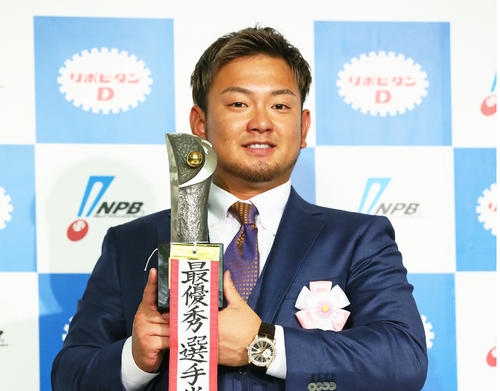 ＭＶＰ受賞に笑顔を見せる西武森（撮影・足立雅史）