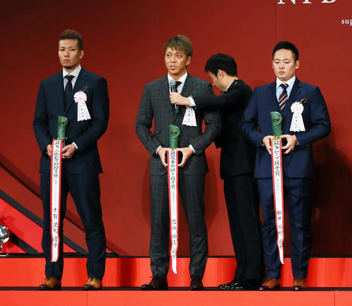 最優秀中継ぎ投手賞受賞の喜びを語る日本ハム宮西（中央）。左はソフトバンク千賀、右は楽天松井（撮影・足立雅史）