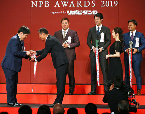 西武中村（左端）は最多打点賞を受賞し石毛氏（左から２人目）と笑顔で握手を交わす。右から笑顔の森、秋山、山川（撮影・足立雅史）