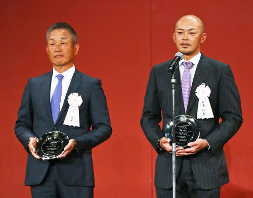パ・リーグ連盟特別表彰を受け喜びを語った西武辻監督（左）とロッテ福浦（撮影・足立雅史）