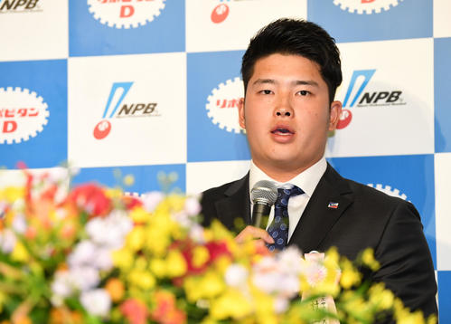 最優秀新人賞を受賞した喜びを語るヤクルト村上（撮影・横山健太）