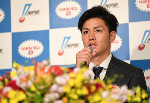 最優秀新人賞を受賞した喜びを語るソフトバンク高橋礼（撮影・横山健太）