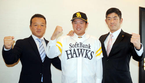 ソフトバンク3位指名の東北福祉大・津森（中）は仮契約後、福山スカウトチーフ（右）と作山和同補佐に囲まれ、活躍を誓う