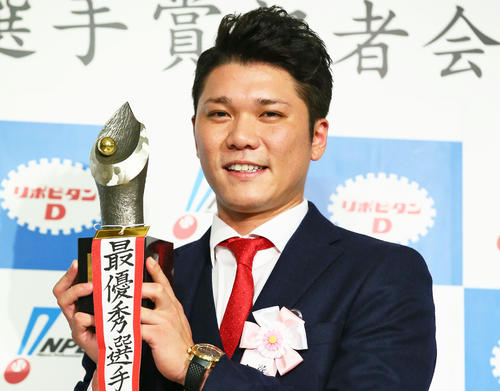 ＭＶＰ受賞に笑顔を見せる巨人坂本勇（撮影・足立雅史）