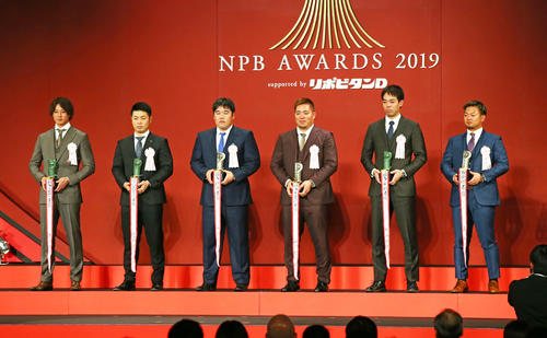 壇上の日本ハム近藤（左から２人目）。残り5人は全て西武勢（撮影・足立雅史）
