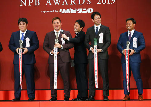 打者部門の表彰を受け笑顔を見せる西武の選手たち。左から中村、山川、秋山、森（撮影・足立雅史）