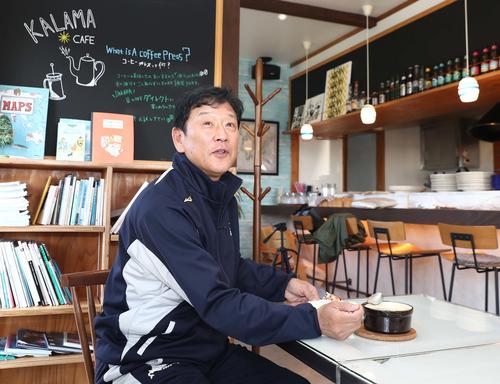 「栗山監督杯争奪うまいもんGP」でグランプリを獲得した「グリーンカレー」を食べる日本ハム栗山英樹監督（撮影・黒川智章）
